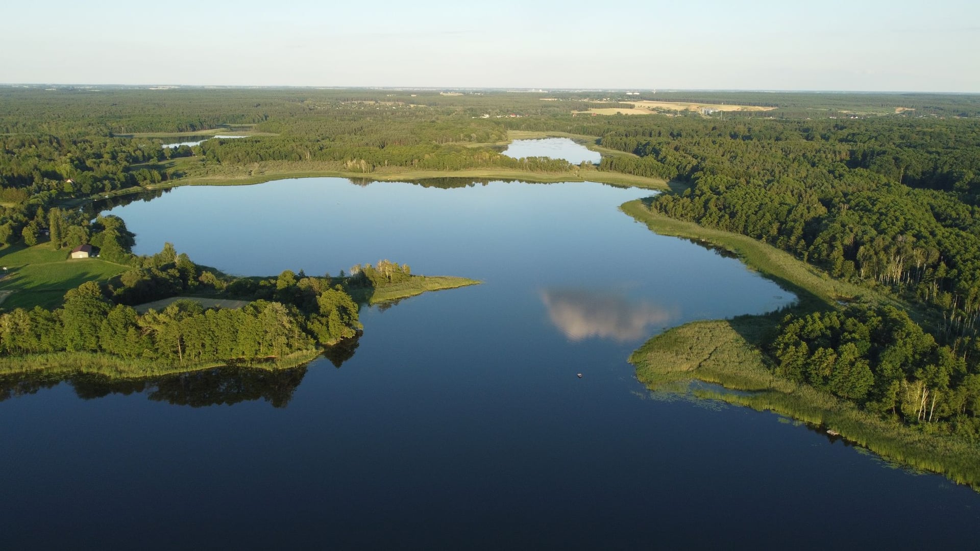 Jezioro Włókna i otaczające je lasy z lotu ptaka